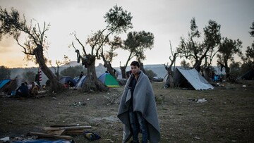 Καθώς ξημερώνει σε ένα καταυλισμό προσφύγων στη Μόρια της Λέσβου, σήμερα το πρωί