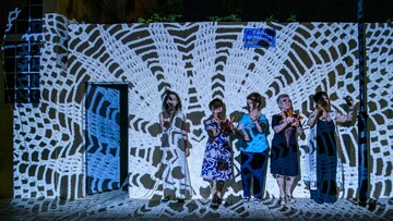 «Ε_ΦΥΓΑ Μικρασία»: Μια καθηλωτική site specific παράσταση στον συνοικισμό των προσφύγων της Ελευσίνας