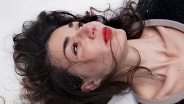 Πορτρέτα ενδόμυχης έντασης μιας γυναίκας στη μέση ηλικία
