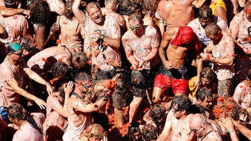 La Tomatina: Χιλιάδες άνθρωποι στον παραδοσιακό ντοματοπόλεμο της Μπουνιόλ