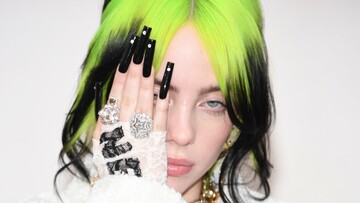 Billie Eilish: Η νεαρή ποπ σταρ που εκπροσωπεί τη θλίψη μιας ολόκληρης εποχής
