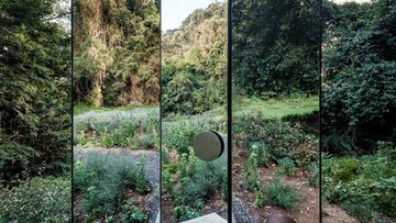 Αυτό το εναλλακτικό μπάνιο με τους γυάλινους τοίχους γίνεται ένα με το καταπράσινο δάσος