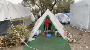 Η Μόρια σήμερα κάτω από τη βροχή: ένα συγκλονιστικό βίντεο ανάμεσα στη λάσπη και τις σκηνές