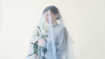 «Laying Low» και «She»: Ακούστε τα δύο νέα τραγούδια της Sarah P.