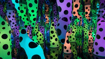 10 εικόνες από τα Infinity Rooms της Yayoi Kusama για να τριπάρεις εντελώς