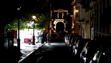 Μια βόλτα στην άδεια νυχτερινή Πλάκα