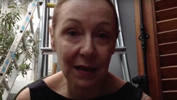 Η Λυδία Φωτοπούλου στον κήπο