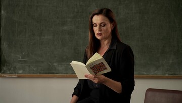 «Ριγιούνιον»: Η Καρυοφυλλιά Καραμπέτη ζωντανεύει τον μονόλογο της Γλυκερίας Μπασδέκη