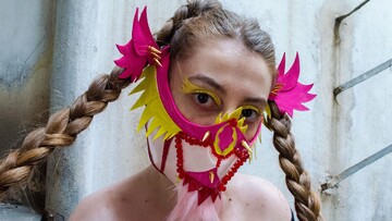 Οι ανατρεπτικές queer μάσκες της Αντιγόνης Τσαγκαροπούλου