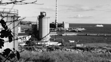 Τα χέρια πάνω από την πόλη. Του Σπύρου Στάβερη