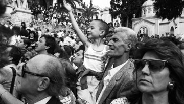 Πέντε κηδείες κι ένα φάντασμα