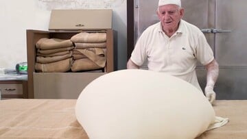 Πώς φτιάχνει χειροποίητο φύλλο ένας από τους τελευταίους παραδοσιακούς αρτοποιούς της Ελλάδας;