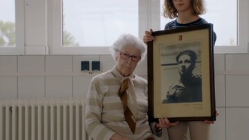 Η 90χρονη Colette επισκέπεται το στρατόπεδο συγκέντρωσης όπου σκοτώθηκε ο αδερφός της
