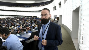 Γελοία βέρα στο γελοίο δάχτυλο