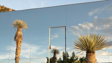 Ένα σπίτι από καθρέφτες στις πλαγιές ενός ανενεργού ηφαιστείου