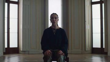 H FKA Twigs επιστρέφει με νέο κομμάτι και βίντεο