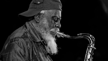 Ένας ποιητικός φόρος τιμής στον θρυλικό σαξοφωνίστα της τζαζ Pharoah Sanders