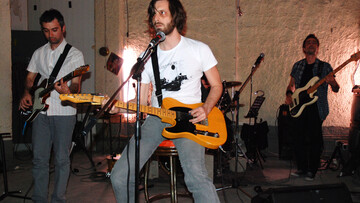 Η 'Ολια, ο Ανδρέας, οι Frequency On...και ένα κάταγμα-ενθύμιο από τα ΜΑΤ.