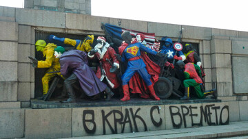 Προδότες και Υπερήρωες. Pink Army.