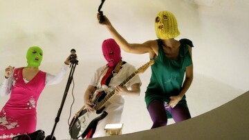 Το "βλάσφημο" σόου και η ιστορία των Pussy Riot.