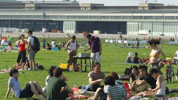 Tempelhof. Το ιστορικό αεροδρόμιο του Βερολίνου μετατρέπεται σε πάρκο.