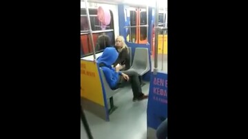 Πεθαίνω σα χώρα 2015. Σε ένα βαγόνι του Ηλεκτρικού, μια γυναίκα ξεσπάει...