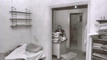 3 ντοκουμέντα του ποιητή Νίκου Καρούζου: 2 φωτό στο ημιυπόγειό σπίτι του και ένα χειρόγραφο ποίημα