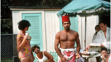 Βουτιές στην πισίνα στην ευδαιμονική Αμερική των Φίφτις.