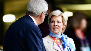 Το μαντηλάκι που φορείς, το όμορφα κεντημένο.