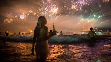Santa on the beach: Πρωτοχρονιά στις παραλίες όλου του κόσμου