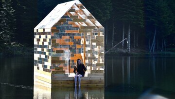 Walden Raft. Η πλωτή καλύβα της Elise Morin.