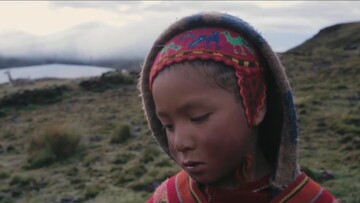 Υφαίνοντας επί 7 μέρες μαντήλια από αλπακά σε ένα χωριουδάκι του Περού