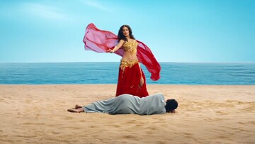 Η Salma Hayek σε ένα χορό κοιλιάς, ύμνο στον αθώο αισθησιασμό του αιγυπτιακού σινεμά των 50's