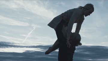 Χορεύοντας στα βουνά της Νότιας Ουαλίας την ώρα του λυκόφωτος