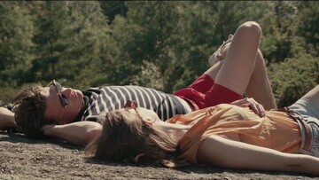 Ένα ηδονικό Σαββατοκύριακο σε ένα καλοκαιρινό σπίτι στη Σουηδία