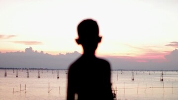 Ο γιός της Σαμίλα σε ένα ψαροχώρι της Ταϊλάνδης