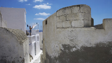 Το Εμπορειό της Σαντορίνης και οι Μύγες του Σαρτρ