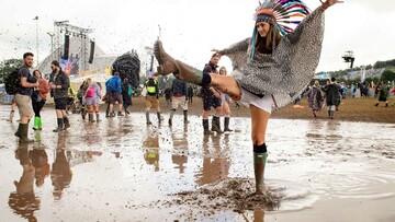 Glastonbury 2016 - Χύμα στη λάσπη με γαλότσες και βρώμικα σταράκια