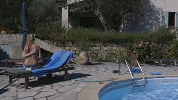 Καλοκαιρινές διακοπές δίπλα στην πισίνα με την εκκεντρική γιαγιά μου