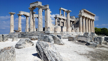 Ο ναός της Αφαίας στο φως μιας καλοκαιρινής μέρας