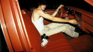 Τα θρυλικά πορτραίτα της Nan Goldin, από μια εποχή ποιητική και έκδοτη, εκτίθενται στο MoMA