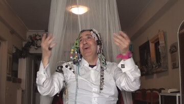 O Άγγελος Παπαδημητρίου διαβάζει ελληνική ποίηση με μουσική του Μάνου Χατζιδάκι