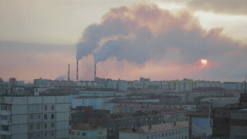 Η ζωή σε μία από τις πιο απομονωμένες, μολυσμένες, παγωμένες και πλούσιες πόλεις του κόσμου