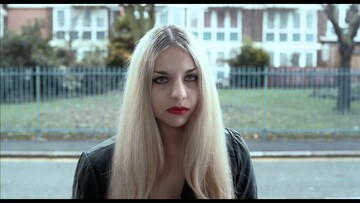 Rate me: Η ιστορία μιας έφηβης escort στο διαδίκτυο