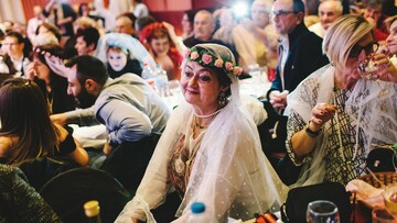 Σε ένα μυστικό event στην πλατεία Καραϊσκάκη με drag show, κλαρίνα και 250 νύφες