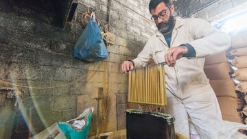 Μέσα σε ένα παλιό κηροποιείο της Τήνου