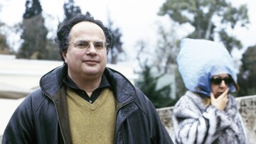 Ο Νίκος Κοτζιάς έξω από τη Βουλή το 2004.
