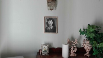«Αδειάζει το σπίτι της μάνας μου»: Η Όλια Λαζαρίδου διαβάζει δύο ποιήματα του Πέτρου Μπιρμπίλη