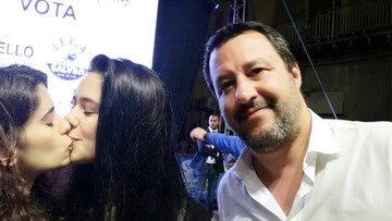 "Λοιπόν Σαλβίνι, δεν είμαστε πια σκατοχωριάτες;"