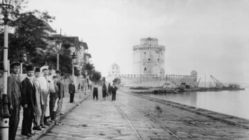 Πώς γκρεμίστηκαν τα ασφυκτικά θαλάσσια τείχη της Θεσσαλονίκης και η πόλη ανοίχτηκε στη θάλασσα